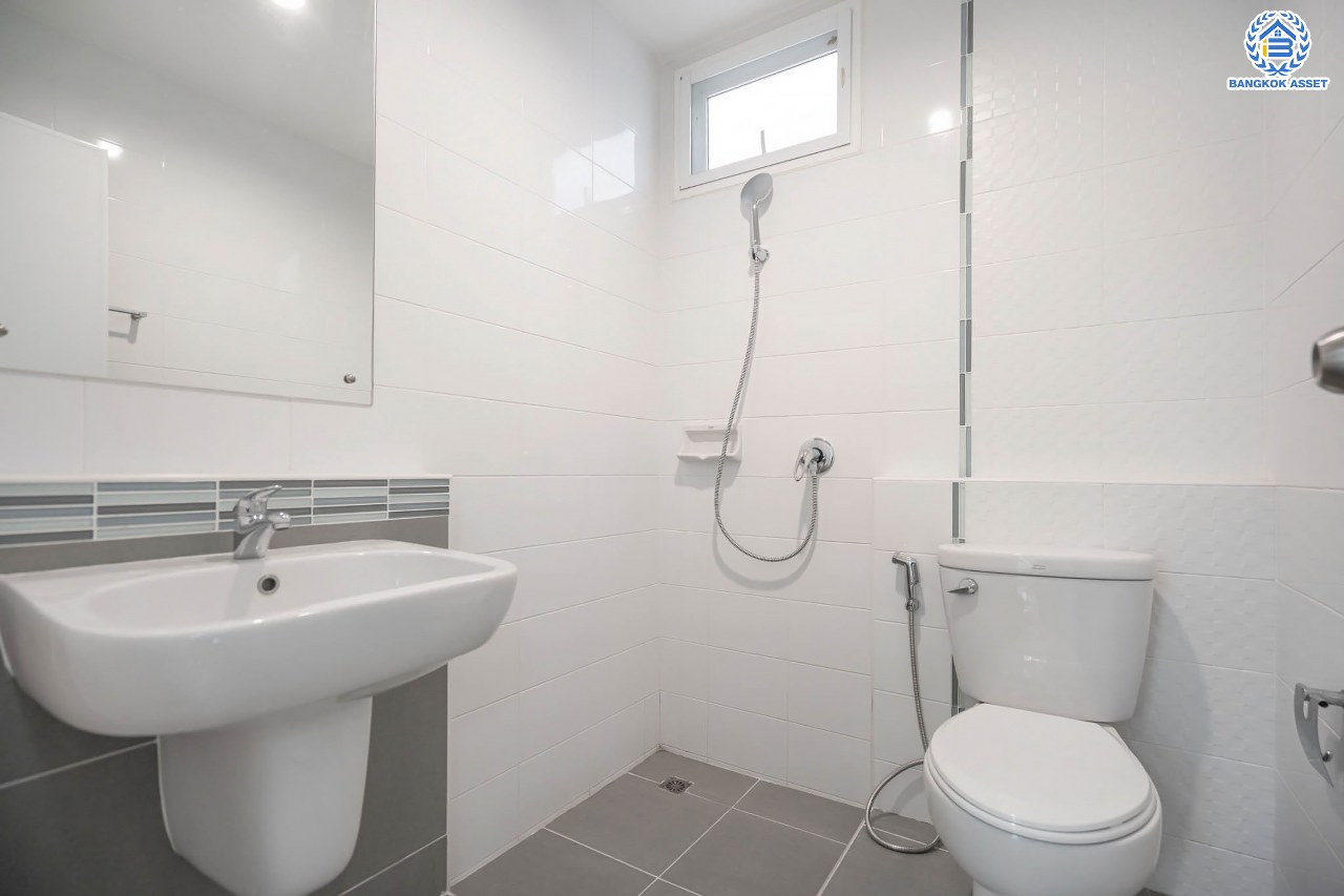 บ้านมือสองตกแต่งใหม่ คุณภาพแบรนด์ LH โครงการ ชัยพฤกษ์ ราชพฤกษ์-แจ้งวัฒนะ เนื้อที่ 50.1 ตร.ว. ฟังก์ชัน 3 ห้องนอน 2 ห้องน้ำ 2 ที่จอดรถ ภายในตกแต่งหรูหรา บนทำเลศักยภาพติดถนนราชพฤกษ์ เชื่อมสู่แจ้งวัฒนะได้อย่างรวดเร็ว ใกล้รถไฟฟ้าสายสีชมพู "ปากเกร็ด" จุดขึ้นทางด่วน "แจ้งวัฒนะ" โรบินสัน ไลฟ์สไตล์ ราชพฤกษ์ และ โลตัส นอร์ธราชพฤกษ์